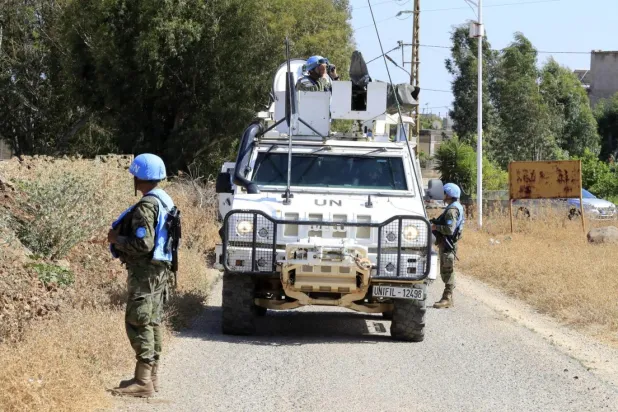 Lübnan’ın güneyindeki sınır köyü El-Vezzani’de bir UNIFIL devriyesi / Fotoğraf: AP