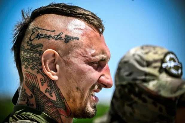 "Pitbull" gibi bazı gönüllüler kafalarına Espanola'nın logosunu kazıtmış durumda (AFP)