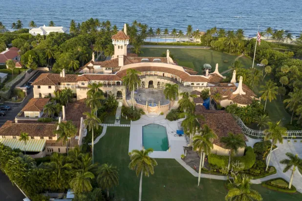 Trump'ın Mar-a-Lago'daki malikanede "çok gizli" ibaresi taşıyan en az 100 belge bulunmuştu (AP)
