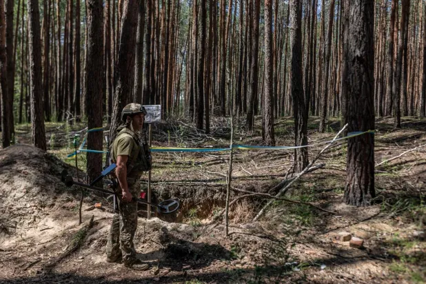 Savaş devam ederken Ukraynalı askerler Harkiv Oblastı'nda mayın temizleme çalışması yapıyor (AA)