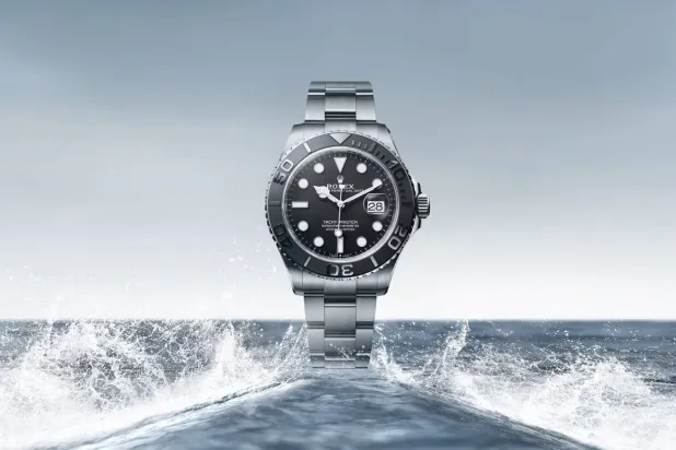 تتميز نسخة «يخت ماستر 42» الجديدة من «روليكس» بتقنية تتيح لها عرض التاريخ إلى جانب الساعات والدقائق والثواني (روليكس)