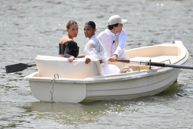 الممثلة الفرنسية أديل إكسارشوبولوس والعارضة تينا كوناكي لدى وصولهما إلى عرض جاكوموس (أ.ف.ب)