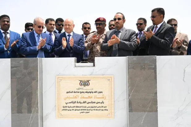 Yemen'in başkenti Sana'da, es-Sebin Meydanı'ndaki silahlı Husi milisleri. (EPA)