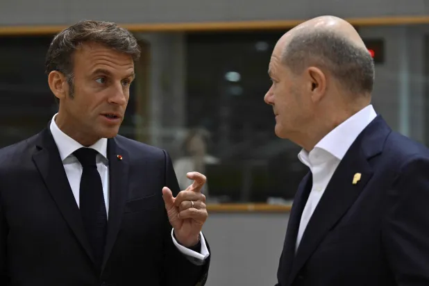 المستشار الألماني أولاف شولتس مع الرئيس الفرنسي (أ.ف.ب)