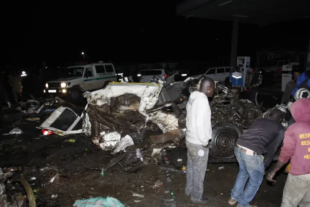 سيارات محطمة نتيجة الحادث المروري في كينيا (أ.ب)