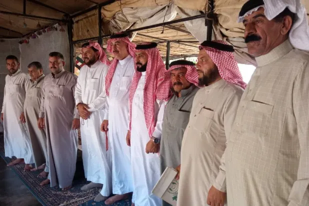 وجوه عشائرية في حل خلاف عائلي في منطقة دير حسان شمال غربي سوريا (الشرق الأوسط)