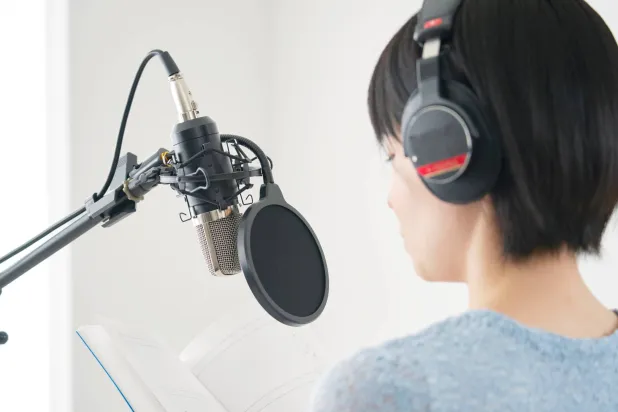 يستعد الممثلون المتخصصون في دبلجة الأصوات في الأعمال السينمائية والتلفزيونية لخوض مواجهة مع الذكاء الاصطناعي الذي يهدد مستقبلهم المهني (شاترستوك)