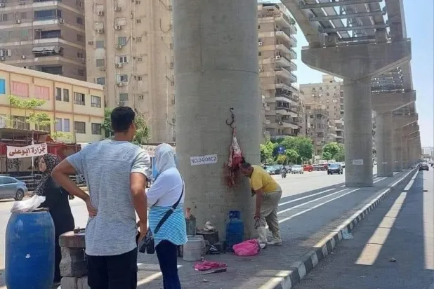 Sosyal medyada dolaşan fotoğrafta et asmak için Kahire’deki Monoray’ın sütunlarının kullanıldığı görüldü.
