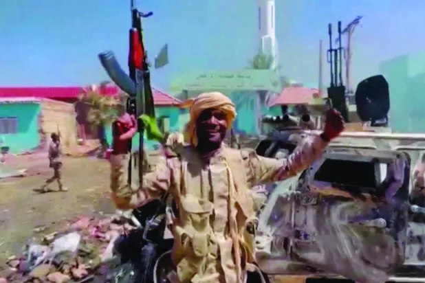 Geçtiğimiz ay Hartum'da imha edilen Hava Savunma Kuvvetleri karargahındaki bir HDK üyesi (Reuters)