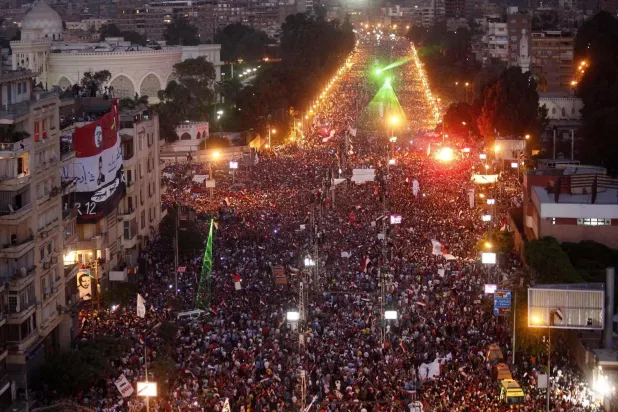 Cumhurbaşkanlığı Sarayı yakınlarında yüz binlerce Mısırlı, Haziran 2013'te, eski Cumhurbaşkanı Muhammed Mursi yönetimine karşı gösteri düzenledi. (AFP arşiv)