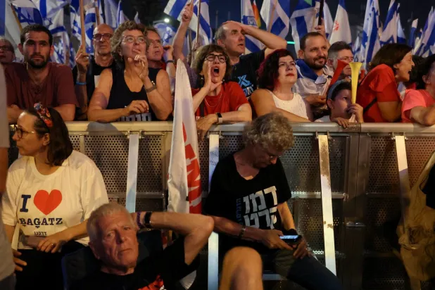 Tel Aviv merkezinde toplanan binlerce İsraillinin, hükümetin yargı düzenlemeleri planına tepkilerini dile getirdi. (Reuters)