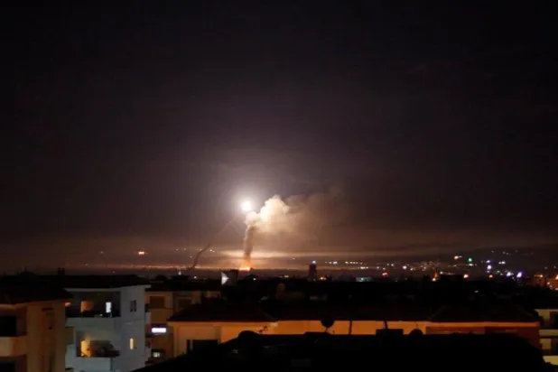 İsrail’in Suriye’ye yönelik önceki bir hava saldırısı (Reuters-Arşiv)
