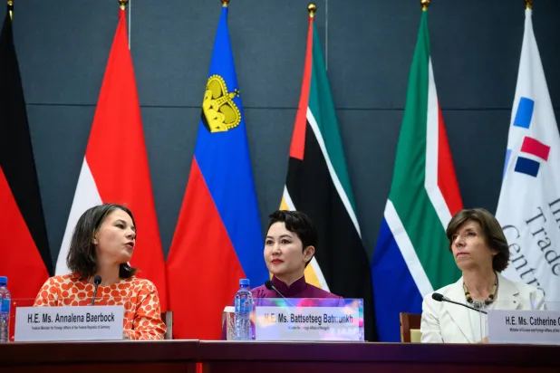 (من اليمين) وزيرات خارجية فرنسا ومنغوليا وألمانيا (د.ب.أ)