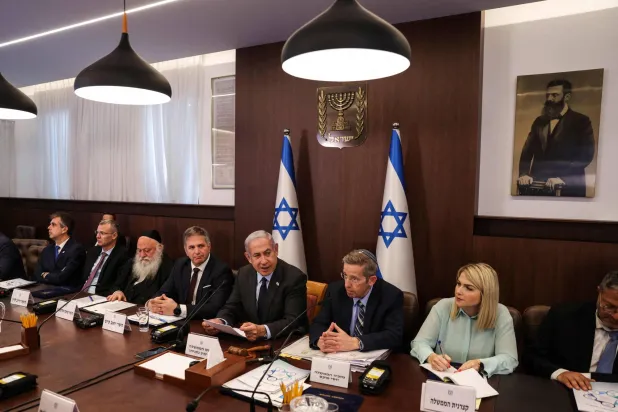 نتنياهو يتحدث في اجتماع الحكومة صباح الأحد (أ.ف.ب)