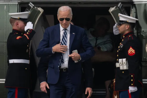 بايدن لدى وصوله إلى مطار شيكاغو في 28 يونيو (أ.ف.ب)