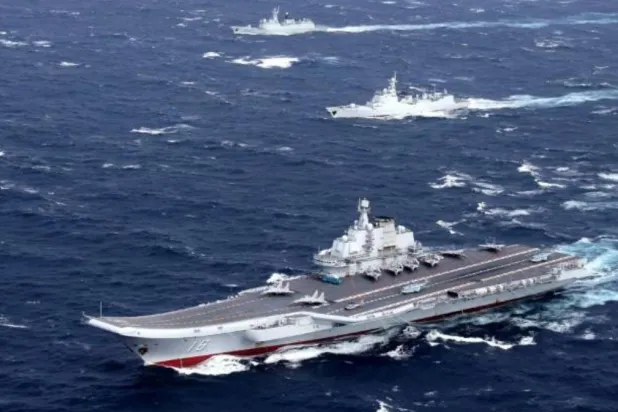 حاملة الطائرات الصينية «لياونينغ» خلال مناورات في بحر الصين الجنوبي (أرشيفية - رويترز)