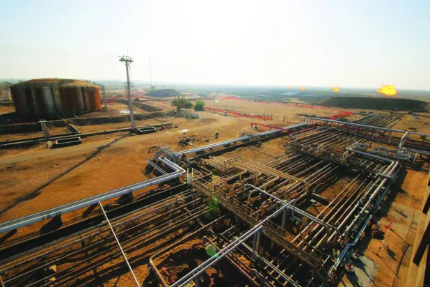 عراقی شہر بصرہ میں الرمیلہ فیلڈ... جہاں حکومت اس کی پیداوار 5 ملین بیرل یومیہ تک بڑھانے کا ارادہ رکھتی ہے (رائٹرز)