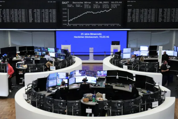 متعاملون في بورصة فرانكفورت بألمانيا... ارتفعت أسهم شركة «تسلا» المدرجة في بورصة فرانكفورت 4.9 في المائة (الاثنين) 3 يوليو 2023 (رويترز)