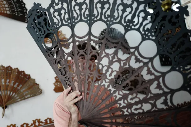 خوسيه ميغيل كادالسو خلال مع المراوح الخشبية في كوبا (أ.ف.ب)