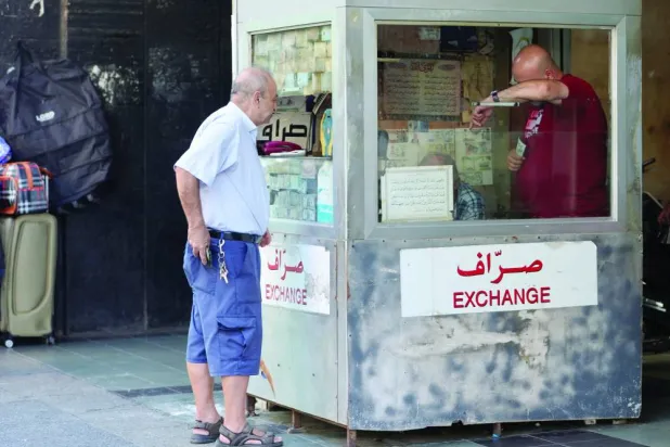 السوق المالية تترقب تعميماً من مصرف لبنان (رويترز)