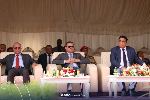 احتفالية سابقة في طرابلس والدبيبة يتوسط المنفي والنائب بالمجلس الرئاسي عبد الله اللافي (منصة حكومتنا)