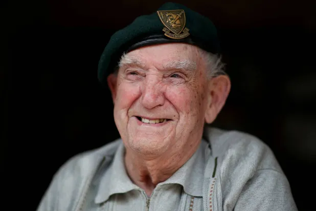 خلال مقابلة مع الجندي الفرنسي ليون غوتييه الذي شارك في غزو الحلفاء للنورماندي عام 1944 في 13 مايو 2019 (رويترز)