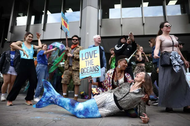 نشطاء يشاركون في مظاهرة خارج المنظمة البحرية الدولية في بداية المؤتمر الثمانين للجنة الحماية البحرية في لندن في 3 يوليو 2023 (أ.ف.ب)