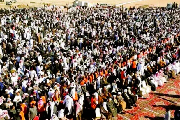 أهالي الأحساء عند تشييع «شهداء» حادث مسجد الرضا شرق السعودية (الشرق الأوسط)