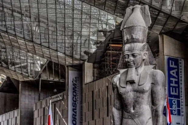 تمثال للملك رمسيس الثاني في المتحف المصري الكبير (أ.ف.ب)