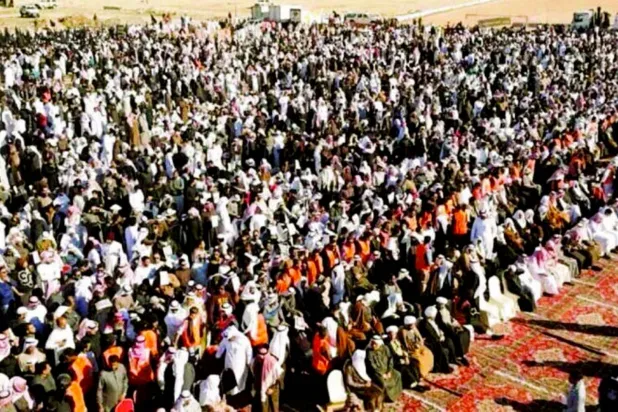 مشرقی سعودی عرب میں الاحساء کے لوگ الرضا مسجد کے حادثے کے "شہداء" کی نماز جنازہ میں شریک ہیں (الشرق الاوسط)