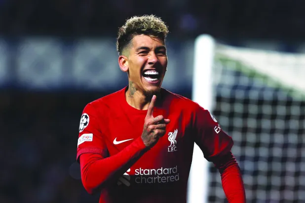 فرمینو اپنے سابق ​​کلب لیورپول کے ساتھ اپنے ایک گول کا جشن مناتے ہوئے "الشرق الاوسط" 