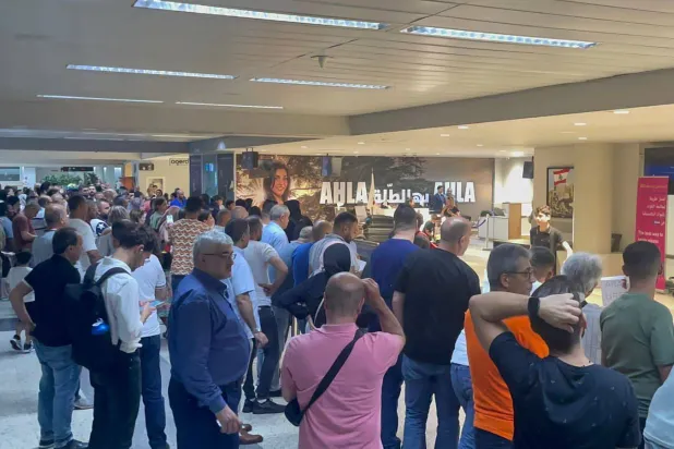 لبنانيون ينتظرون أقاربهم المغتربين أثناء وصولهم إلى المطار (الشرق الأوسط)