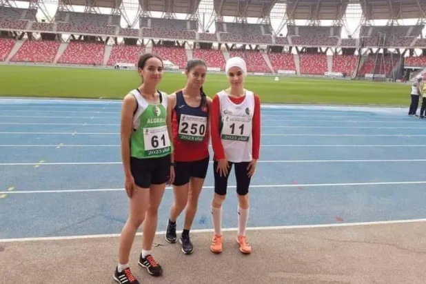 الجزائرية سعاد عقب تتويجها بالميدالية الذهبية العربية (وكالة الأنباء الجزائرية)