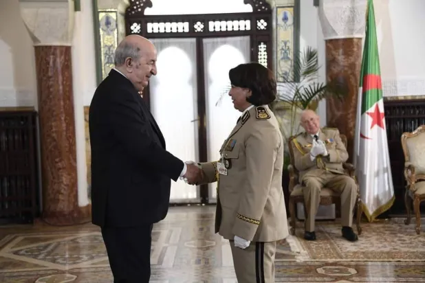 الضابط مسعودة بولنوار عند تقلدها رتبة لواء من طرف الرئيس تبون