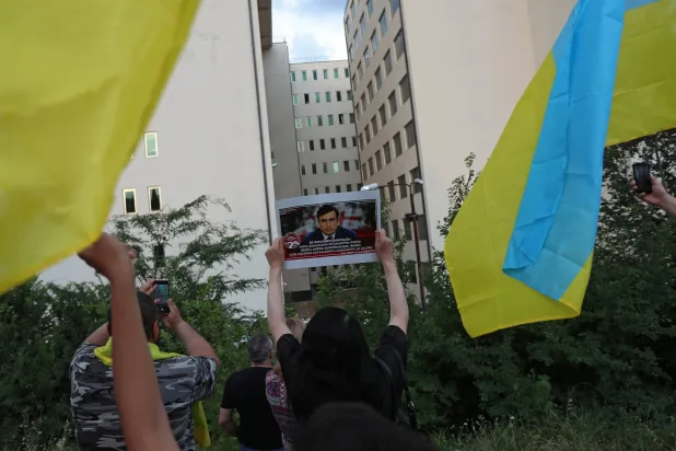 مؤيدون للرئيس الجورجي السابق المسجون ميخائيل ساكاشفيلي خارج المستشفى حيث يعالَج في تبيليسي (رويترز)