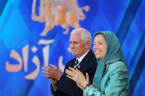 پنس و مریم رجوی در کنفرانس سالانه سازمان مجاهدین خلق در پاریس دیروز (AFP)