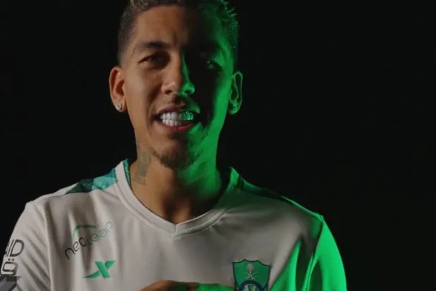 البرازيلي روبيرتو فيرمينو يرتدي قميص الأهلي السعودي (المركز الإعلامي للنادي)