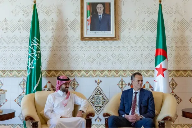 الأمير عبد العزيز بن تركي الفيصل خلال وصوله إلى الجزائر ليل أمس (واس)