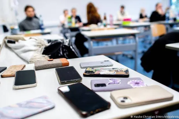 الأجهزة سيُسمح بها فقط إذا كانت مطلوبة للدرس أو لأسباب طبية أو للأشخاص ذوي الإعاقة (د.ب.أ)