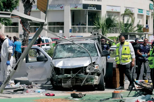 کل تل ابیب میں حملے کے بعد جائے وقوعہ پر اسرائیلی سیکورٹی اہلکار اور طبی عملہ (ای پی اے)