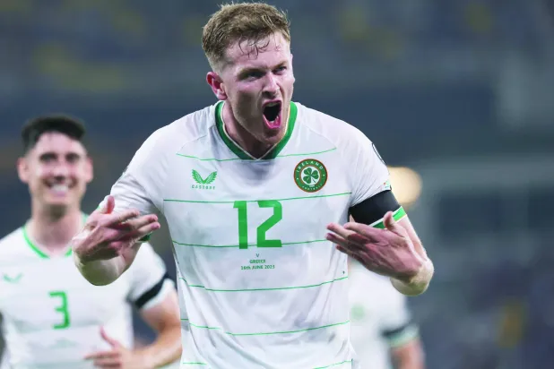 آئرش قومی ٹیم اور وولور ہیمپٹن کلب کے بہترین دفاعی کھلاڑی ناتھن کولنز، برینٹ فورڈ کلب میں شامل ہوگئے ہیں (رائٹرز)