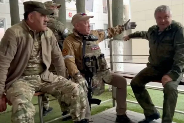اللفتنانت جنرال فلاديمير ألكسييف (يمين) مع بريغوجين في مقطع الفيديو من روستوف قد ناشد رئيس «فاغنر» في مقطع مصور سابق إعادة النظر في أفعاله (أ.ف.ب)
