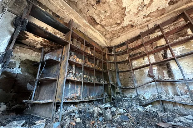 داخل مبنى مدمر نتيجة الاشتباكات بين الجيش وقوات الدعم السريع في أم درمان بالسودان في 4 يوليو 2023 (رويترز)