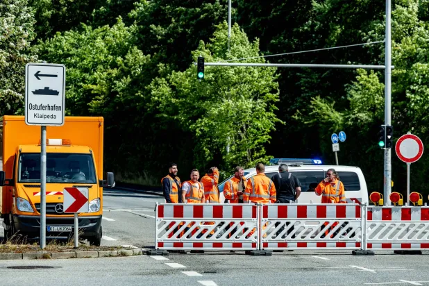 تطويق معبر شارع في منطقة كيل في نيومويهلين ديتريشسدورف بسبب عملية نزع فتيل القنبلة (د.ب.أ)