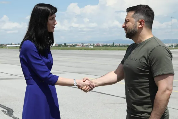 وزيرة الخارجية البلغارية تستقبل الرئيس الأوكراني فولوديمير زيلينسكي لدى وصوله إلى صوفيا (إ.ب.أ)