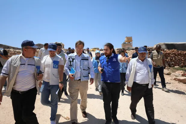 نائب المنسق الإقليمي للشؤون الإنسانية في سوريا ديفيد كاردن خلال تفقده مخيماً للنازحين في محافظة إدلب الثلاثاء الماضي (إ.ب.أ)