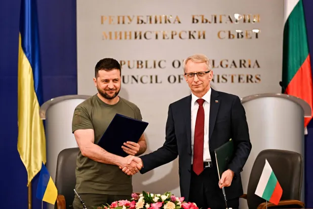 الرئيس الأوكراني فولوديمير زيلينسكي يصافح رئيس الوزراء البلغاري نيكولاي دينكوف بعد توقيع مذكرة وقبل مؤتمرهما الصحافي المشترك في صوفيا (أ.ف.ب)