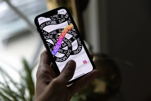 شاشة هاتف تُظهر تطبيق «ثريدز» الجديد (إ.ب.أ)