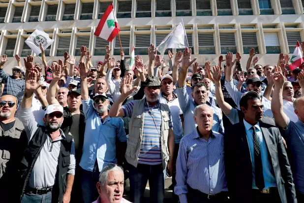 بیروت میں بینک آف لبنان کے صدر دفتر کے سامنے مظاہرین (رائٹرز)