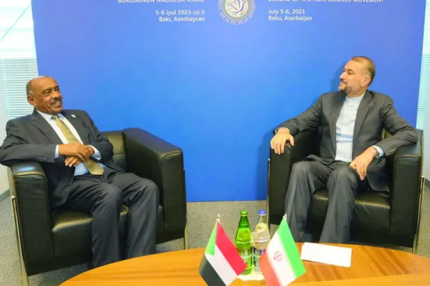 عبداللہیان اور ان کے سوڈانی ہم منصب علی الصادق، باکو، آذربائیجان میں ملاقات کے دوران (ایرانی وزارت خارجہ/ٹویٹر)